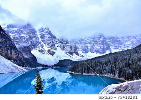 時間によって色が変わる不思議な湖・モレーン・レイク 75418281