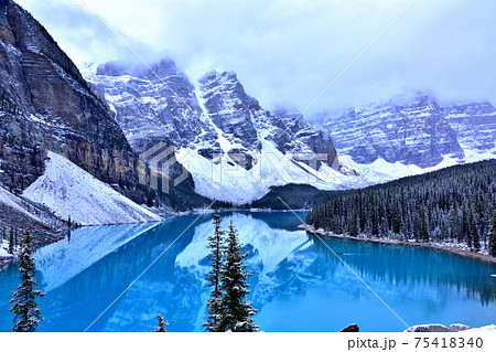 時間によって色が変わる不思議な湖・モレーン・レイク 時間によって色が変わる不思議な湖・モレーン・レイク 75418340