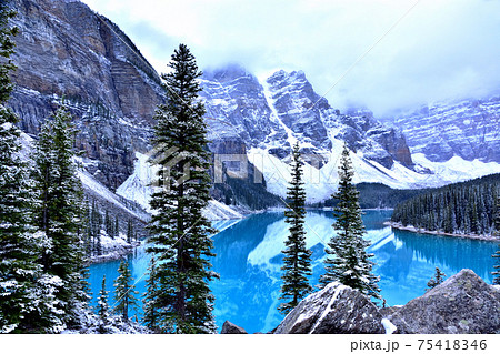 時間によって色が変わる不思議な湖・モレーン・レイク 75418346