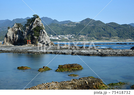 那智湾に浮かぶ弁天島 那智湾に浮かぶ弁天島 75418732
