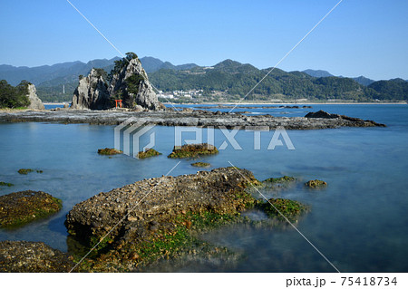 那智湾に浮かぶ弁天島 那智湾に浮かぶ弁天島 75418734
