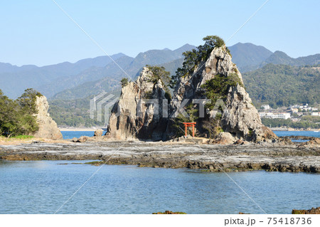 那智湾に浮かぶ弁天島　 75418736