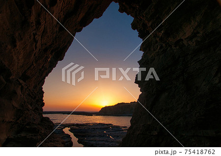 志原海岸　海蝕洞「鳥毛洞窟」からの夕日 75418762
