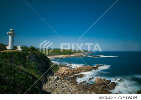 梶取崎から梶取灯台・燈明崎の海岸線を望む 75419284