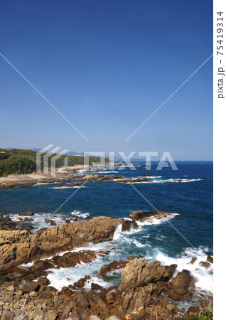 梶取崎から燈明崎へと延びる海岸線を望む 75419314