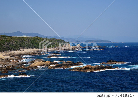 梶取崎から燈明崎へと延びる海岸線を望む 梶取崎から燈明崎へと延びる海岸線を望む 75419317
