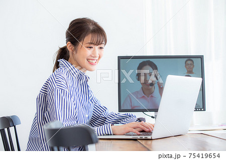 テレワーク中の若い女性 テレワーク中の若い女性 75419654