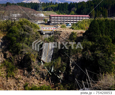 2016年4月の熊本地震で崩落した阿蘇大橋、そのまま残された2021年3月現在の姿 75420053
