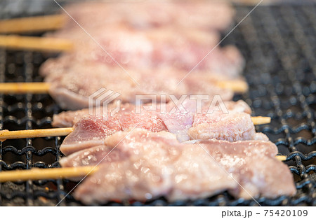 焼きとん串(豚タン) 七輪で炭火焼き 焼きとん串(豚タン) 七輪で炭火焼き 75420109