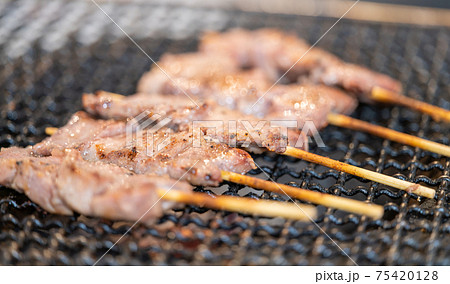 焼きとん串(豚タン) 七輪で炭火焼き 焼きとん串(豚タン) 七輪で炭火焼き 75420128