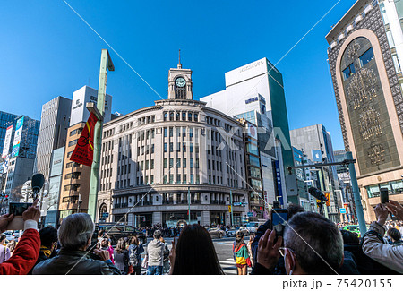 日本の東京都市景観　3.11の東京・銀座。14時46分。あの時を忘れない。宣言再延長下＝14時46分 75420155