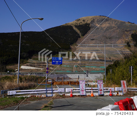 2016年4月の熊本地震で崩落した阿蘇大橋の現場の様子、現在もこの先に橋の残骸が残されている場所 75420433