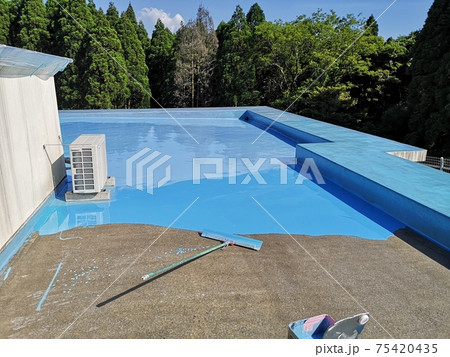 鉄筋コンクリート建物の陸屋根造り屋上のウレタン防水光景 鉄筋コンクリート建物の陸屋根造り屋上のウレタン防水光景 75420435