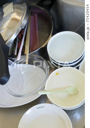 溜まった洗っていない食器 溜まった洗っていない食器 75420454