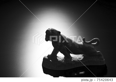 寅の置物 モノクロ 寅の置物 モノクロ 75420643