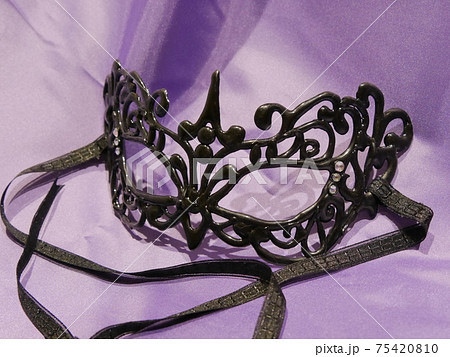 手作りのマスカレードマスク グルーガンで作っています 手作りのマスカレードマスク グルーガンで作っています 75420810