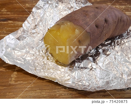 ストーブで焼いた焼き芋　秋冬のイメージ 75420875