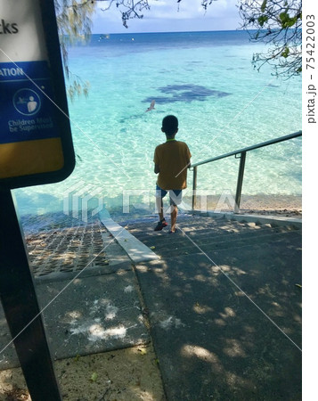 海へ繋がる階段と少年 海へ繋がる階段と少年 75422003