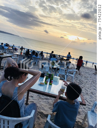 バリ島の海岸で夕食を楽しむ親子 バリ島の海岸で夕食を楽しむ親子 75422012