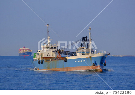 大阪湾で活躍するガット船(砂利運搬船) 大阪湾で活躍するガット船(砂利運搬船) 75422190