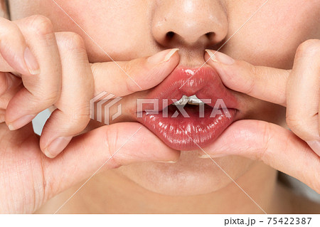口をマッサージする女性 75422387