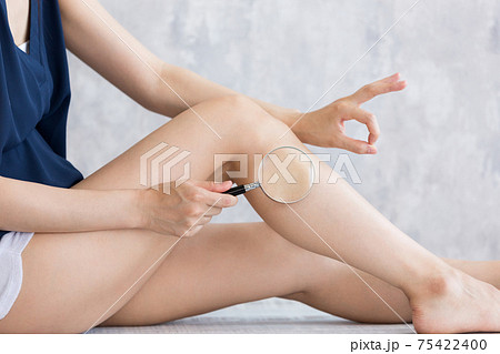脚にルーペをあてる女性 脚にルーペをあてる女性 75422400