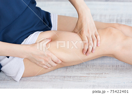 太もものセルライト 75422401