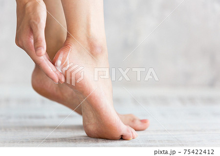 踵にクリームを塗る女性 75422412
