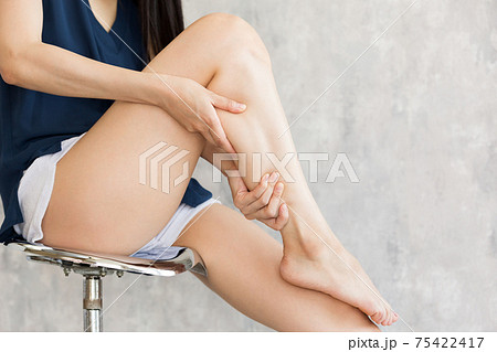 脹脛をマッサージする女性 脹脛をマッサージする女性 75422417