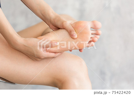 足をマッサージする女性 75422420