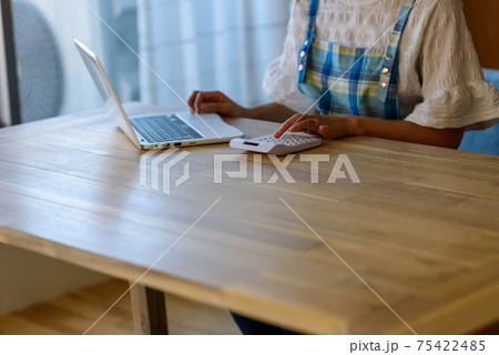 電卓とパソコンと主婦 75422485