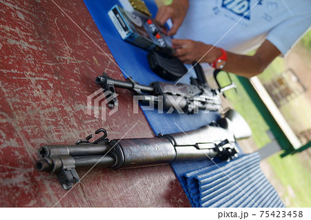 グアム実弾射撃上よりak 47sアサルトライフルとm 1ガーランドの写真素材 75423458 Pixta