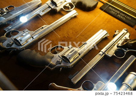 グアム実弾射撃上よりリボルバーsmith & wesson M617 357マグナム 75423468