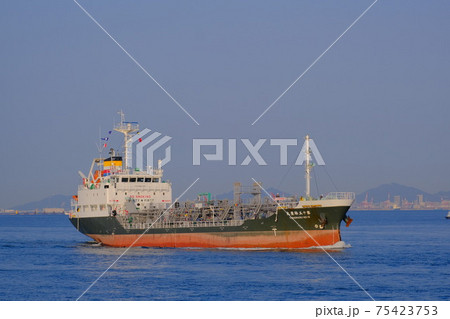 大阪港を航行するケミカルタンカー 75423753