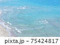 エメラルドブルーの海と白い砂浜と波 75424817