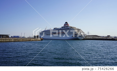 横浜港、大桟橋に停泊中の豪華客船 横浜港、大桟橋に停泊中の豪華客船 75426266