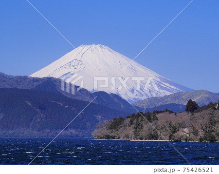 神奈川県　強風の芦ノ湖　2月 75426521
