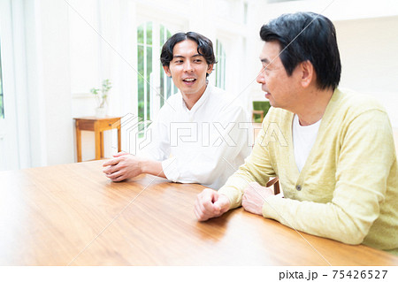 リビングで仲良く話す親子 75426527