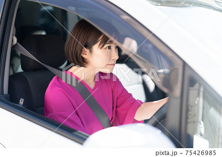 車を運転する若い女性 車を運転する若い女性 75426985
