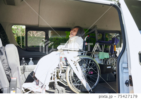 介護車両　福祉車両　おばあちゃん 75427179