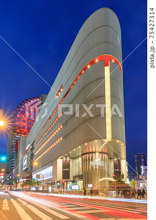 大阪_梅田阪急東交差点の夜景 大阪_梅田阪急東交差点の夜景 75427314