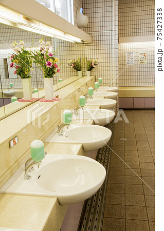 サービスエリア トイレの手洗い場の写真素材