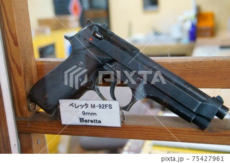 グアム実弾射撃場より ベレッタM92自動拳銃2 グアム実弾射撃場より ベレッタM92自動拳銃2 75427961