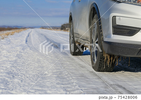 雪国_雪道の運転イメージ 雪国_雪道の運転イメージ 75428006