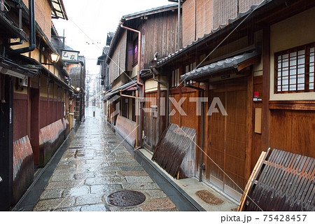 京都府 9月 風情ある雨降る先斗町の写真素材