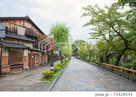 【京都府】9月・風情ある雨降る祇園白川 【京都府】9月・風情ある雨降る祇園白川 75428543