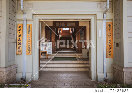 旧松本高等学校本館正面口【あがたの森文化会館】 75428688