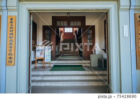 旧松本高等学校本館正面口【あがたの森文化会館】 75428690
