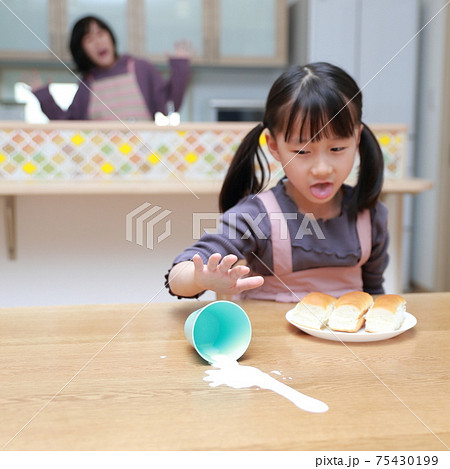 食事中に牛乳をこぼす娘 食事中に牛乳をこぼす娘 75430199