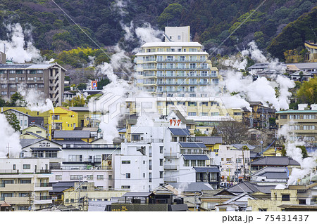 大分県別府市 鉄輪温泉 湯けむり展望台から見た美しい風景 大分県別府市 鉄輪温泉 湯けむり展望台から見た美しい風景 75431437